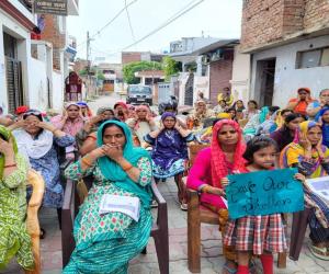 लखनऊ: पंत नगर में महिलाओं की गांधीगिरी, आंख, कान और मुंह बंद करके किया विरोध प्रदर्शन 